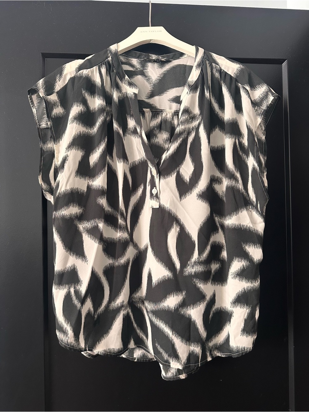 Banana Republic Black and White Printed Split-V Cap Sleeve Blouse